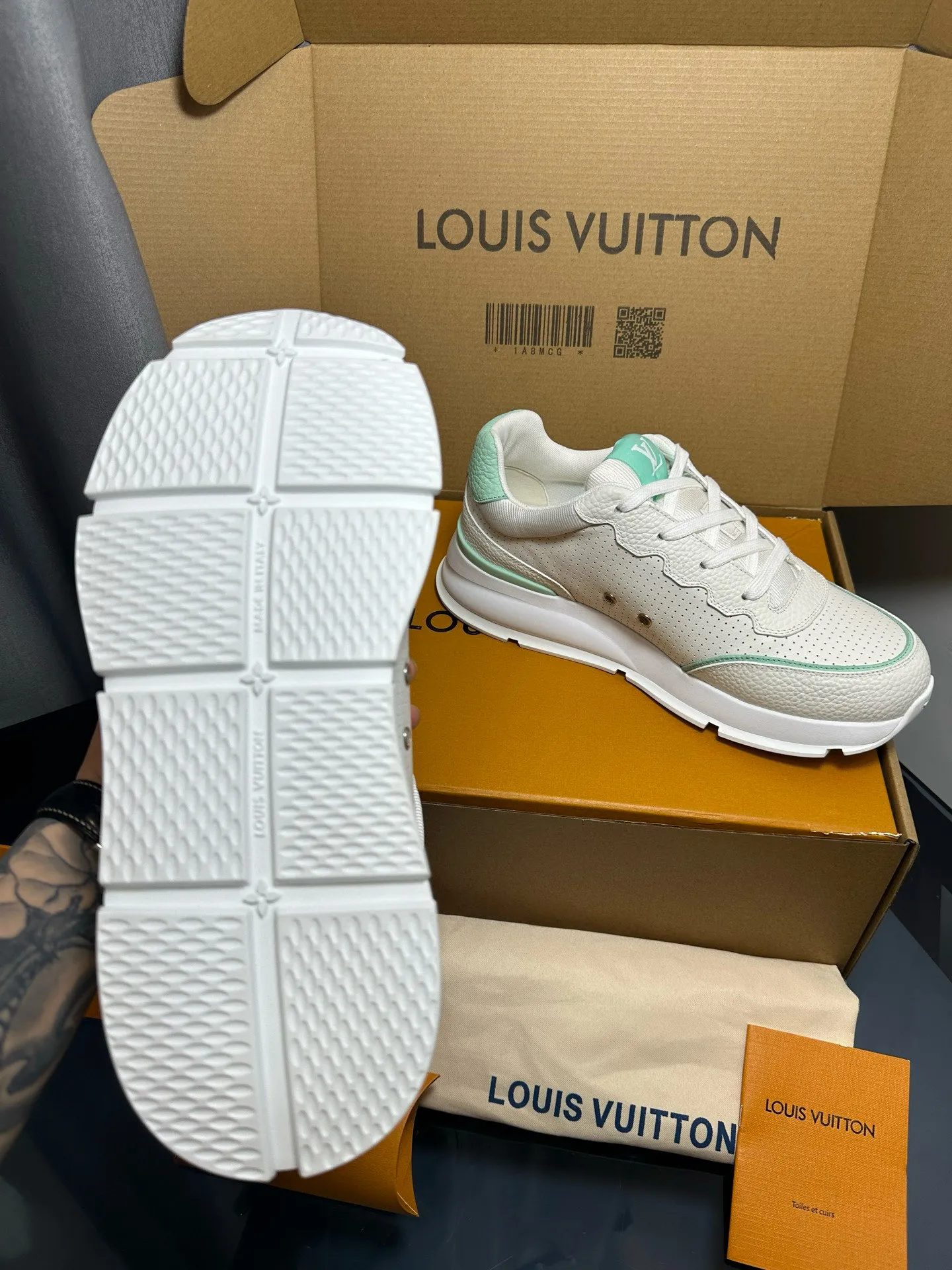 Factory price: 700💰🌈LV | Louis Vuitton 2025𝐬𝐬 🧡💚2025 spring and summer new style top version‼ ️The original version is the same. The counter focuses on the latest casual shoes and new hard goods🆕 ❥Purchasing agent level! Full of high-end feel! A popular model among bloggers at home and abroad, it’s retro and fashionable, and looks stunning on your feet! Wear a lot of happiness! The official website's main recommendation★ ━━━━━ ЅᏇєєt ━━━━━ ▪️Upper: Original custom-made imported calfskin fabric ▪️Inner: breathable gauze imported from Italy ▪️Outsole: rubber foam ➕t men's men's shoes 💰u high-end outsole ▪️Color: nine colors available ▪️Shoe size: 35-44, (45, 46 customized)